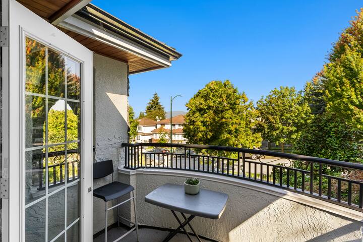 Traditional 3 levels house basement (not included) gallery image 4