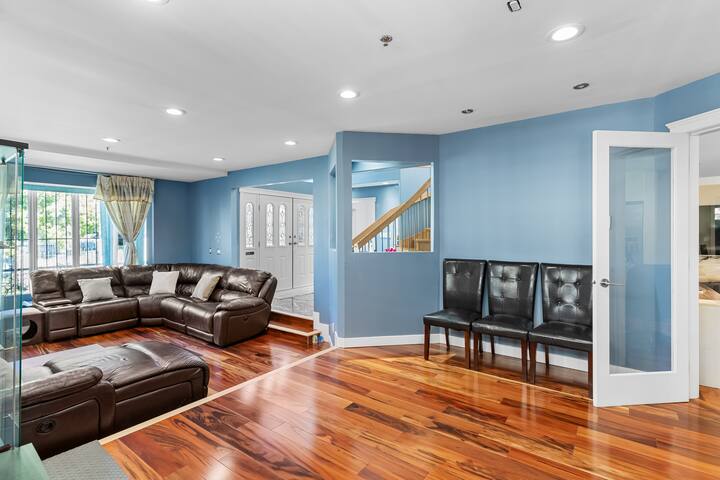 Traditional 3 levels house basement (not included) gallery image 3