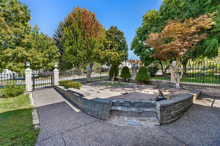 Traditional 3 levels house basement (not included) gallery image 2