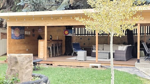 BIG CABIN/Big Group/Hot Tub/River/Mountains.