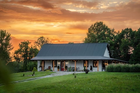 The Farmhouse on Barton | Hocking Hills, Hot Tub