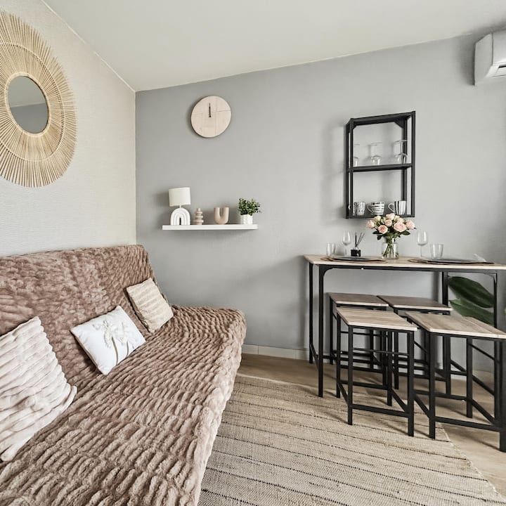 Vychutnajte si obývaciu izbu zaliatu svetlom s elegantným interiérom. Moderná jedálenská časť a slnečné zrkadlo vytvárajú útulnú atmosféru.