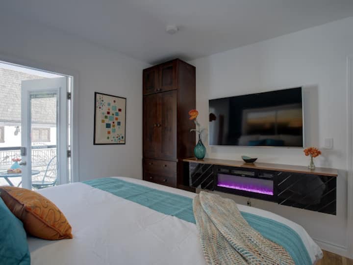 Sprofonda nel letto king-size ultra-confortevole e goditi l'atmosfera accogliente del camino elettrico.