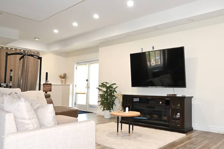 Modern Cozy, Pet Friendly - Waterbury, CT