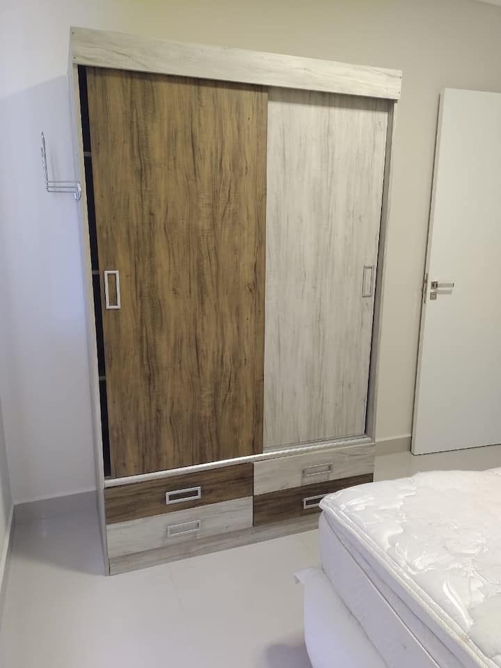  1 ห้องนอน ตู้เสื้อผ้าสองประตูและลิ้นชัก 