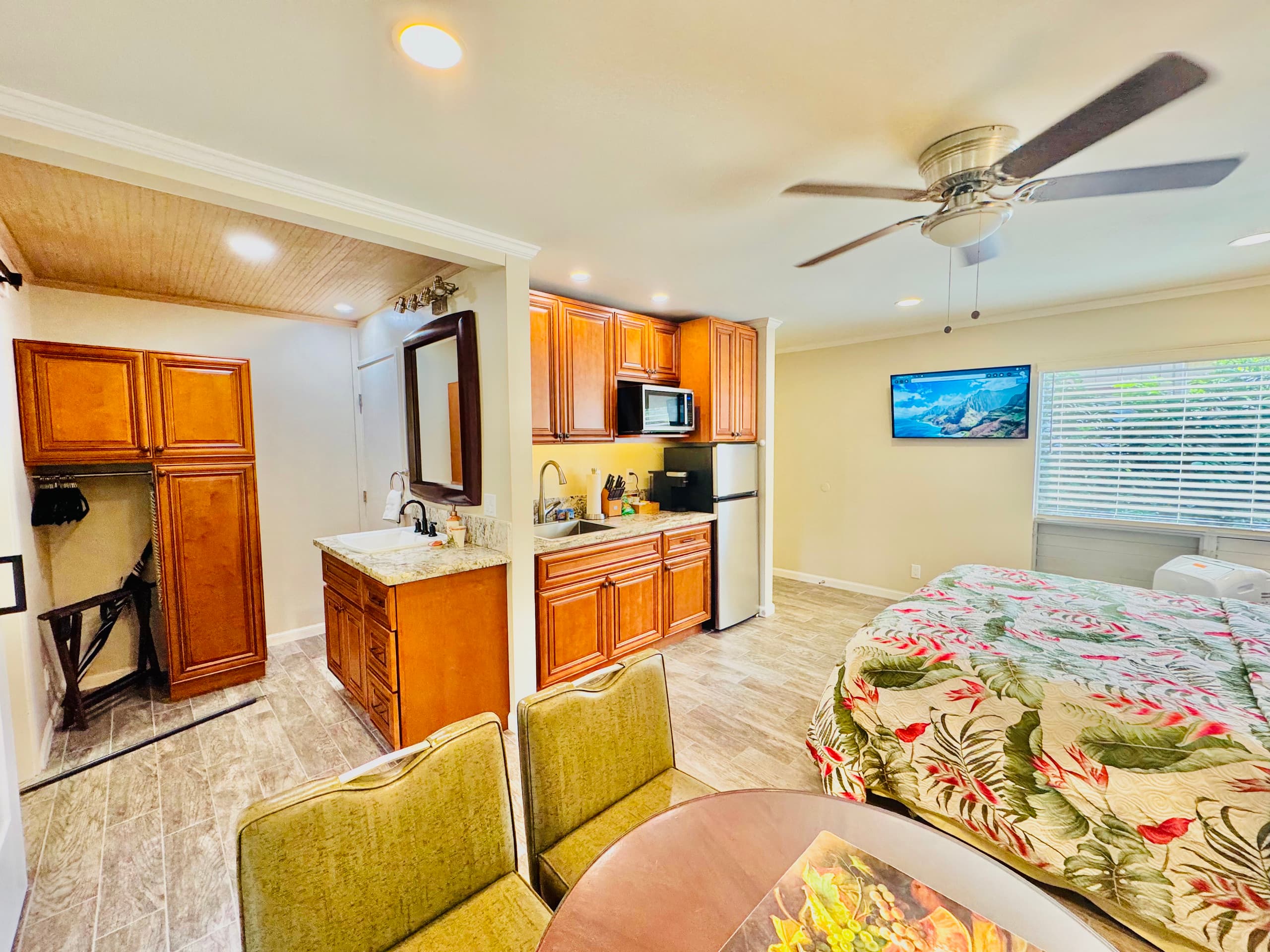 Tropical Paradise Studio unit with A/C & Washer/dr - Photo 4
