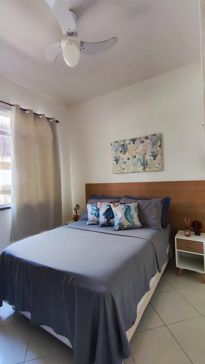 Camera con letto matrimoniale, armadio, oscurante, ventilatore e deposito bagagli.