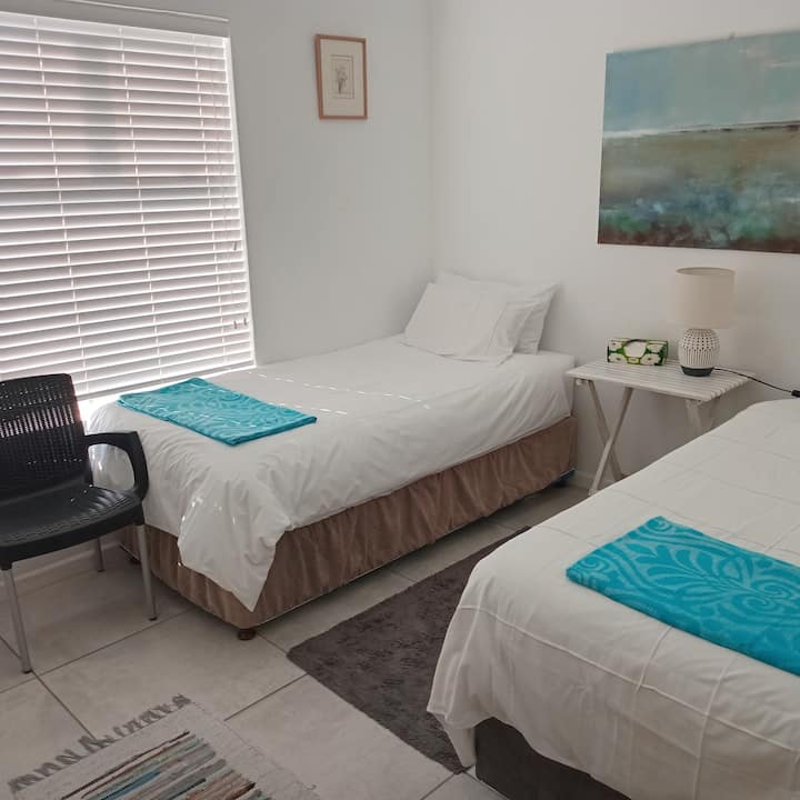 2号卧室- （两张单人床或一张加大双人床）