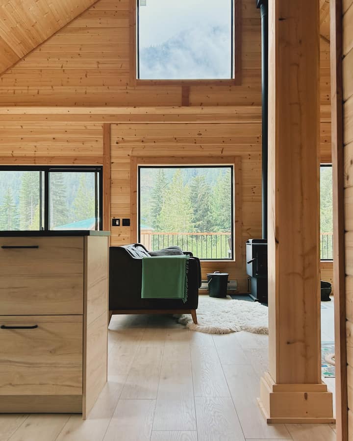 Rooney’s Roost - Cozy Pine Cabin + Cedar Sauna - Sunshine Valley