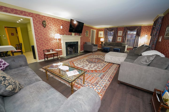 Spacious 7br Home • Hot Tub • Perfect For Longterm - Plattsburgh, NY