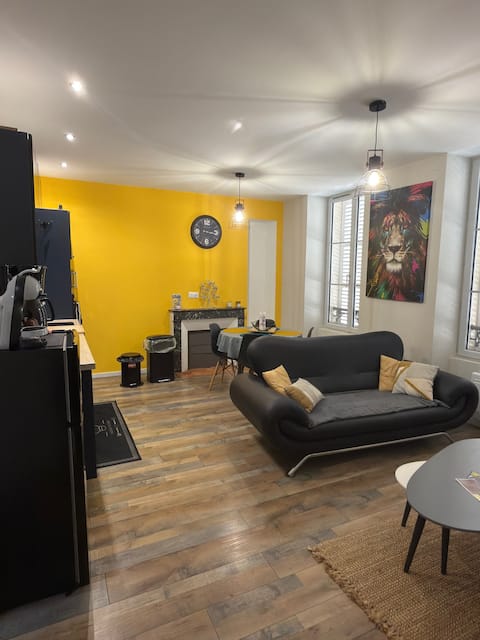 Top Airbnb: Le Kozi/Downtown/near TRAIN STATION à Nièvre