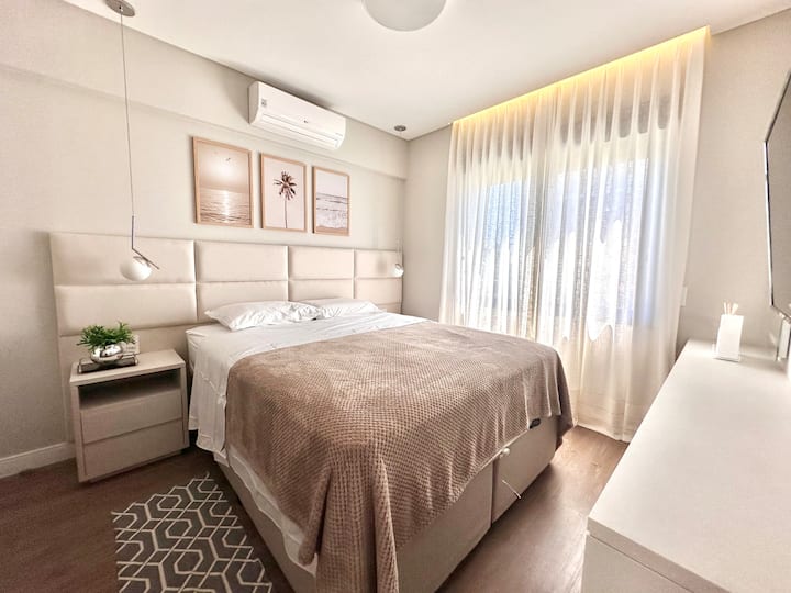 Главен апартман: брачен кревет (широк 180-220 см) и приватна бања.