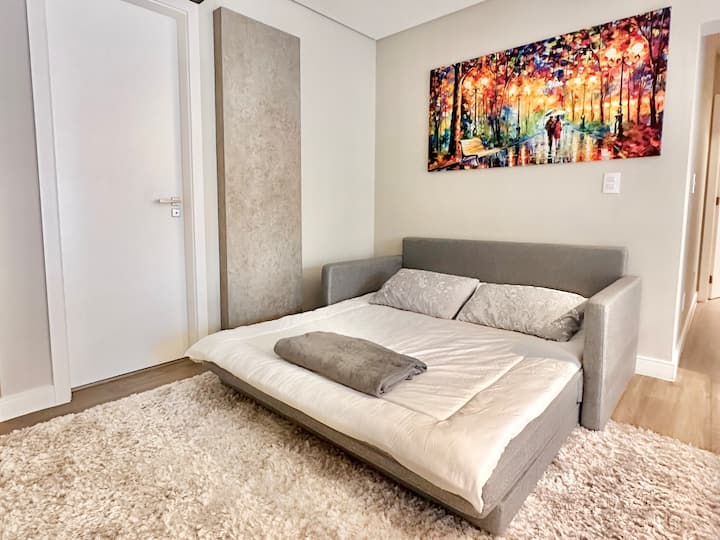 Дополнителна дневна соба во мезанинот („отворен“ апартман): брачен кауч на спуштање и приватна бања.