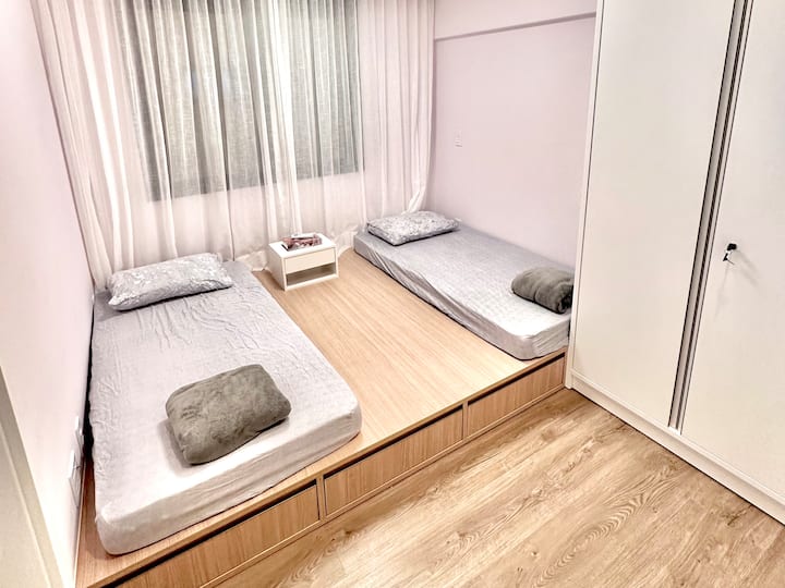 Апартман 03: кревет со 2 единечни душека, кој може да формира и двоен кревет, покрај приватна бања.