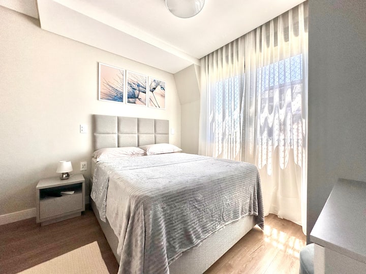 Апартман 02: двоен кревет и приватна бања.