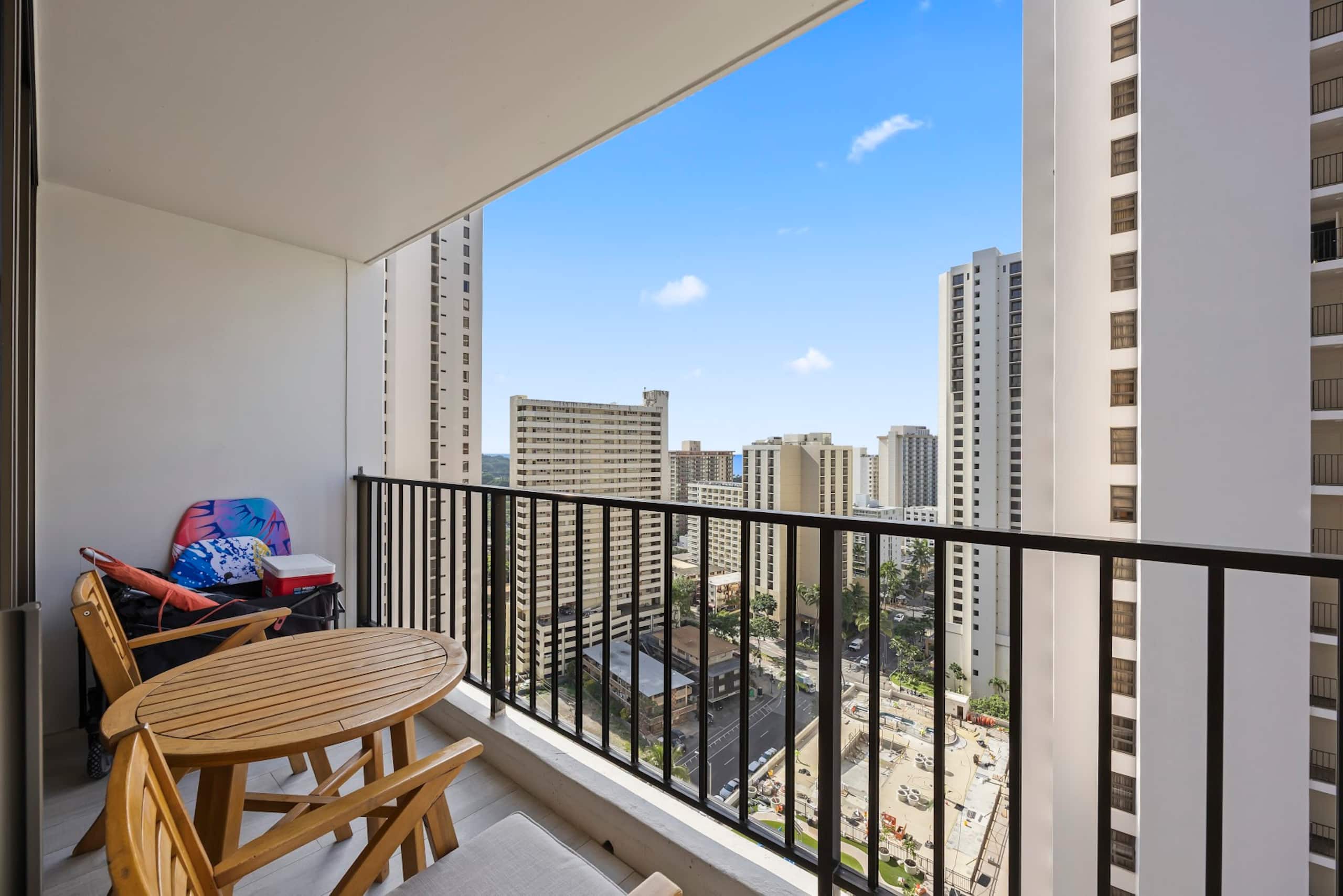 Condo in Honolulu · ★4.96 · 1 bedroom · 3 beds · 1 private bath - Image 42