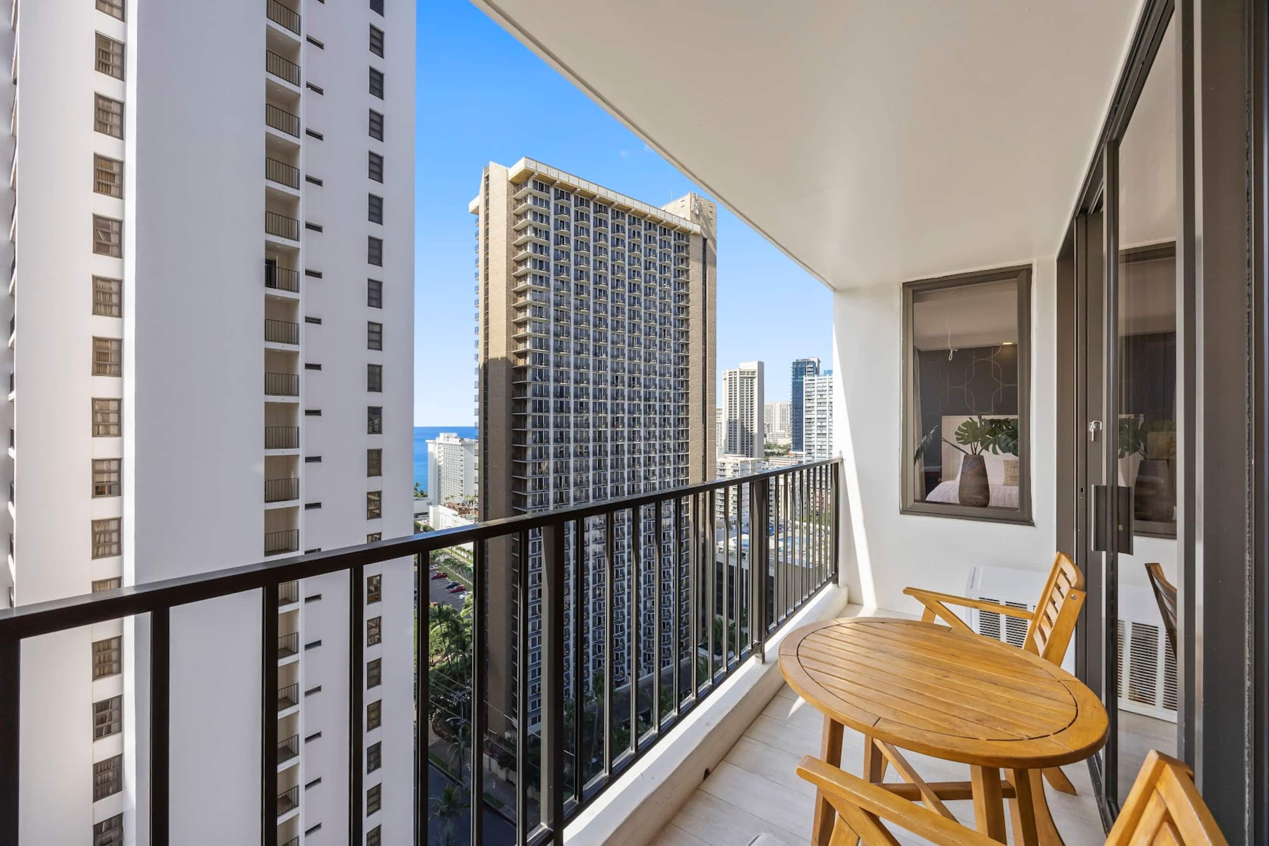 Condo in Honolulu · ★4.96 · 1 bedroom · 3 beds · 1 private bath - Image 41