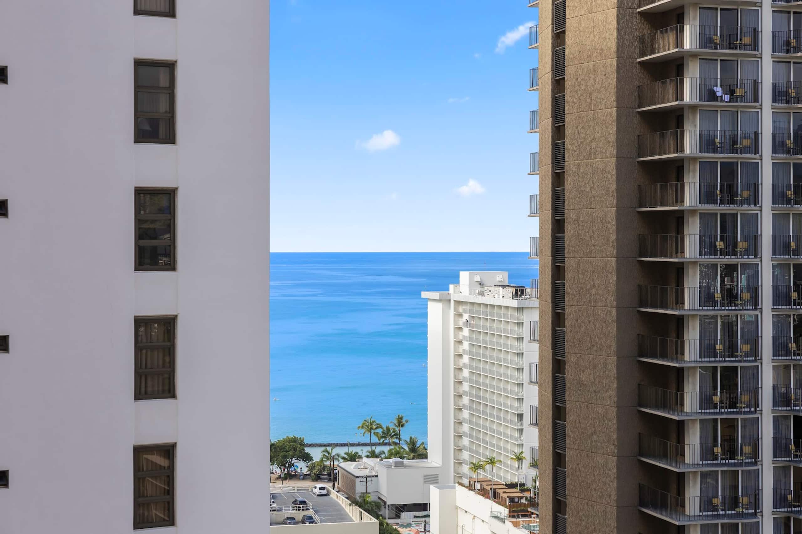 Condo in Honolulu · ★4.96 · 1 bedroom · 3 beds · 1 private bath - Image 48