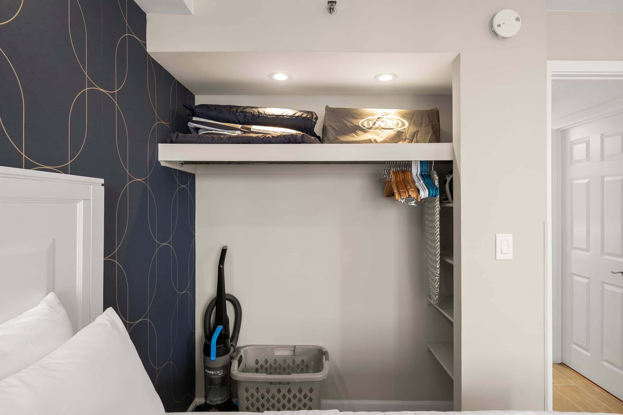 Condo in Honolulu · ★4.96 · 1 bedroom · 3 beds · 1 private bath - Image 28