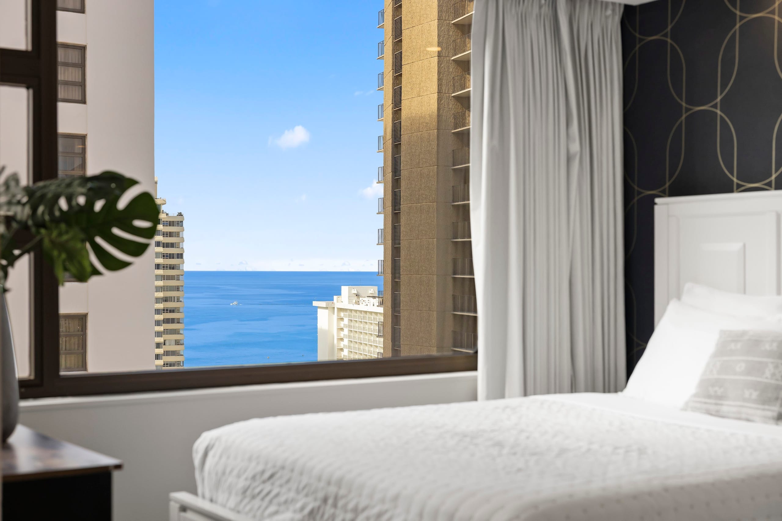 Condo in Honolulu · ★4.96 · 1 bedroom · 3 beds · 1 private bath - Image 31
