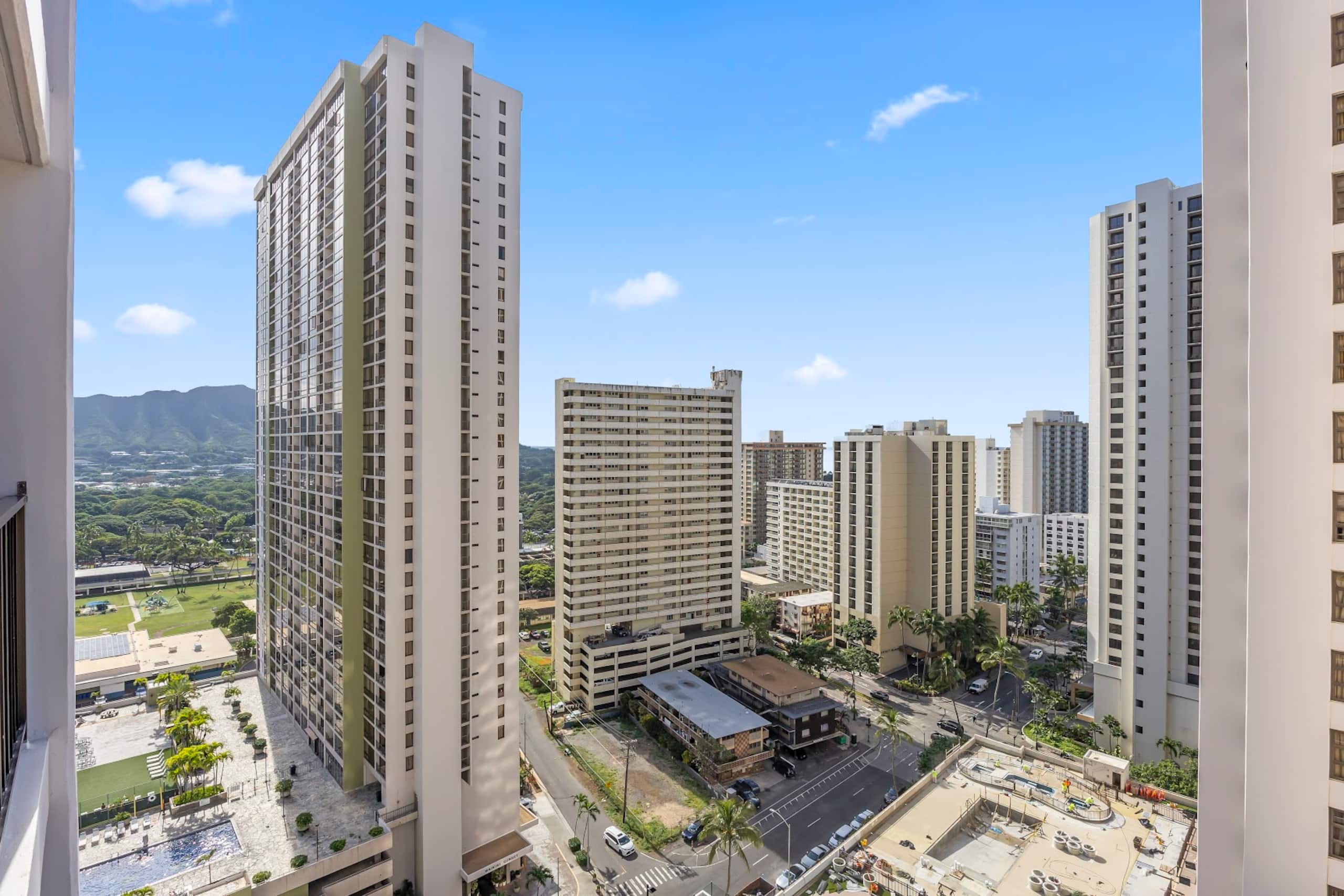 Condo in Honolulu · ★4.96 · 1 bedroom · 3 beds · 1 private bath - Image 44