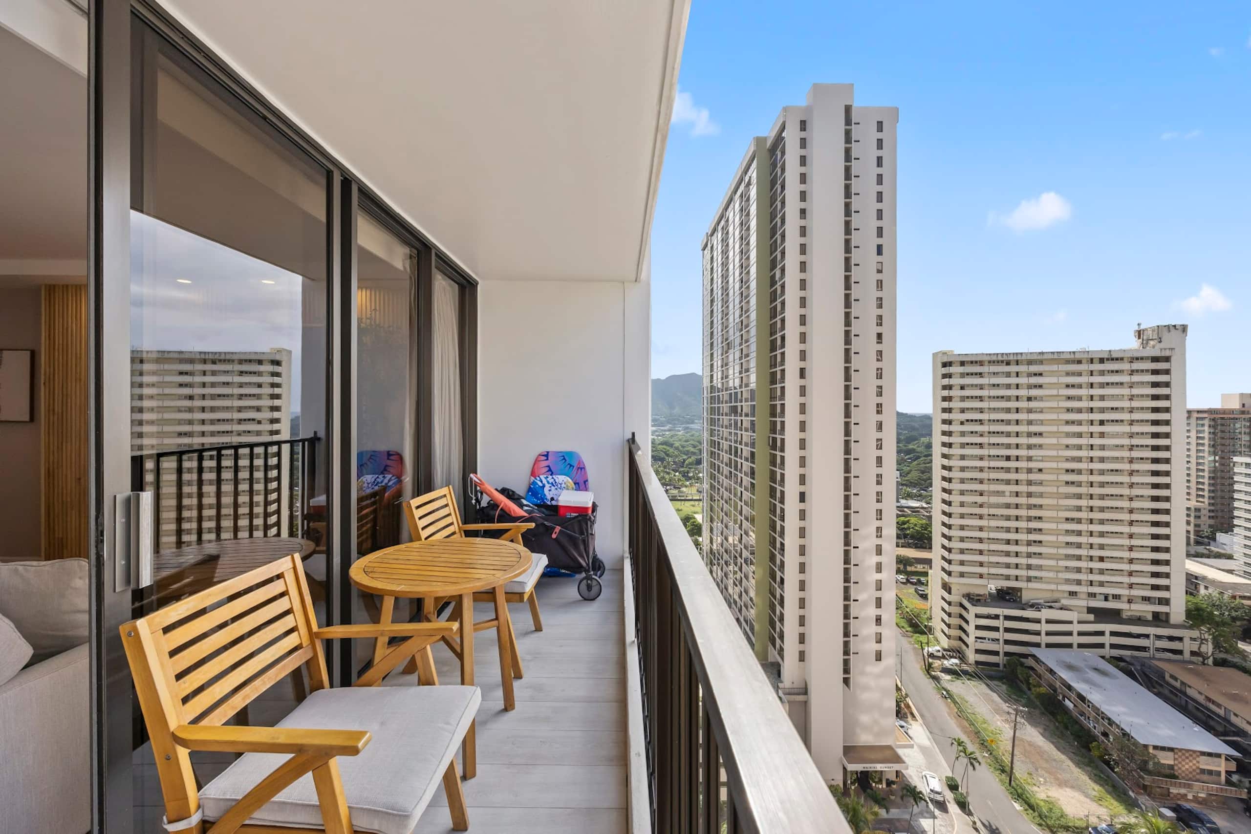 Condo in Honolulu · ★4.96 · 1 bedroom · 3 beds · 1 private bath - Image 40