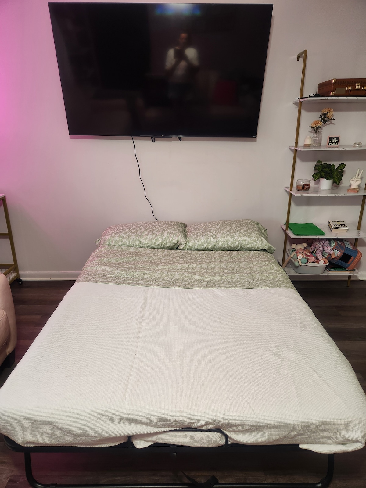 Kitanda cha ukubwa KAMILI kinapatikana kwa malipo ya ZIADA, kinawafaa wageni wawili wa ziada 