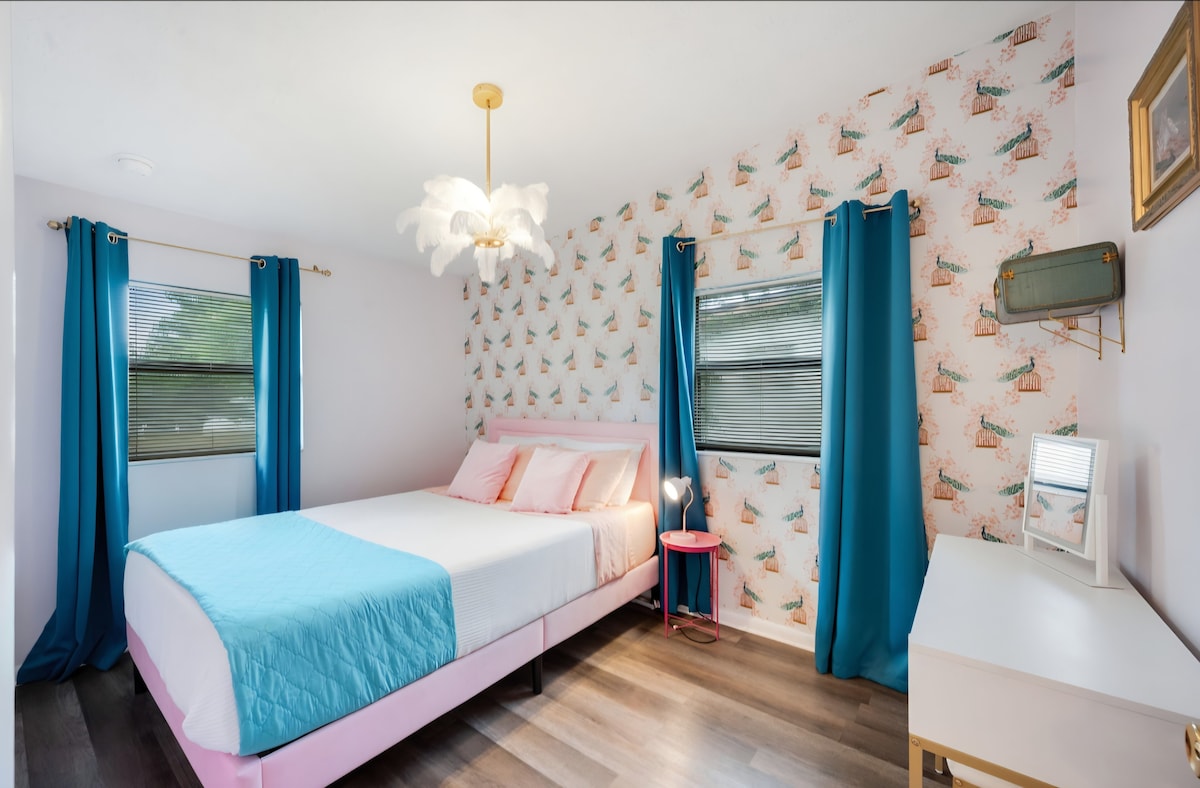 Kitanda aina ya Queen kilicho na mandhari ya bwawa 