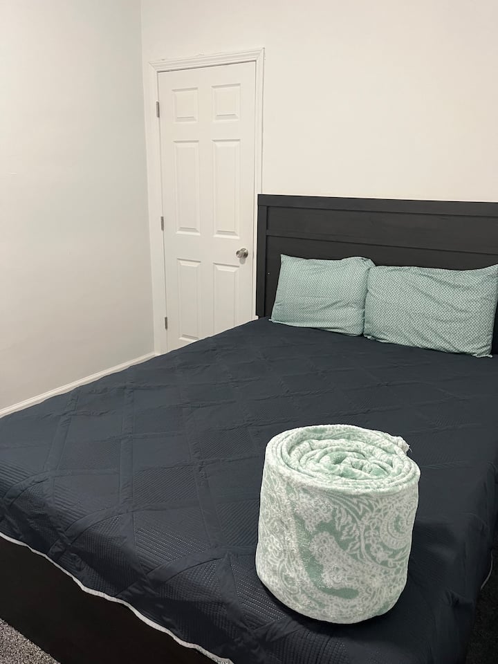 Chumba hiki cha kulala chenye starehe kina kitanda kizuri chenye ukubwa wa malkia kilicho na matandiko na mito laini, televisheni ya inchi 32 na kabati lenye nafasi kubwa kwa ajili ya kuhifadhi nguo kwa urahisi.