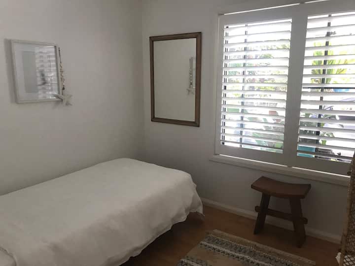 Chambre individuelle en bas avec petite salle de bain adjacente 