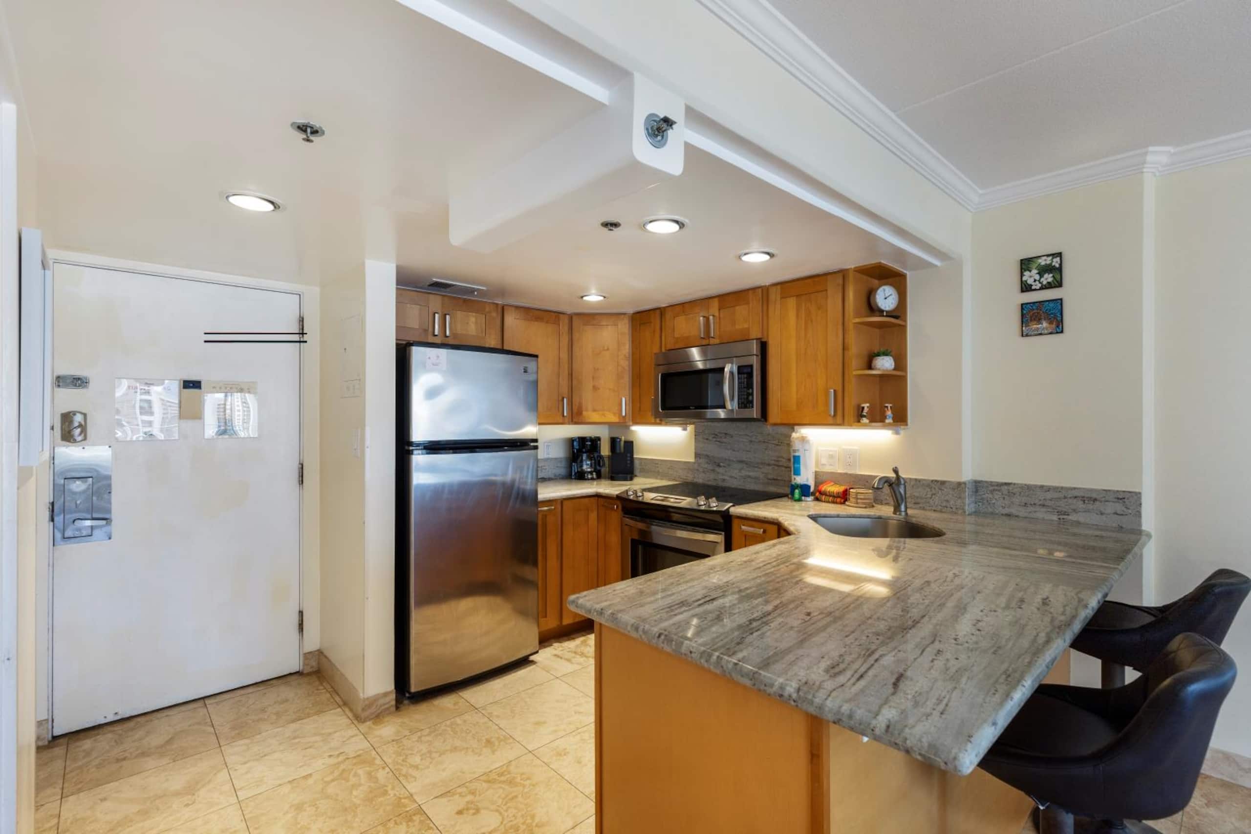 Condo in Honolulu · ★4.78 · Studio · 3 beds · 1 bath - Image 8