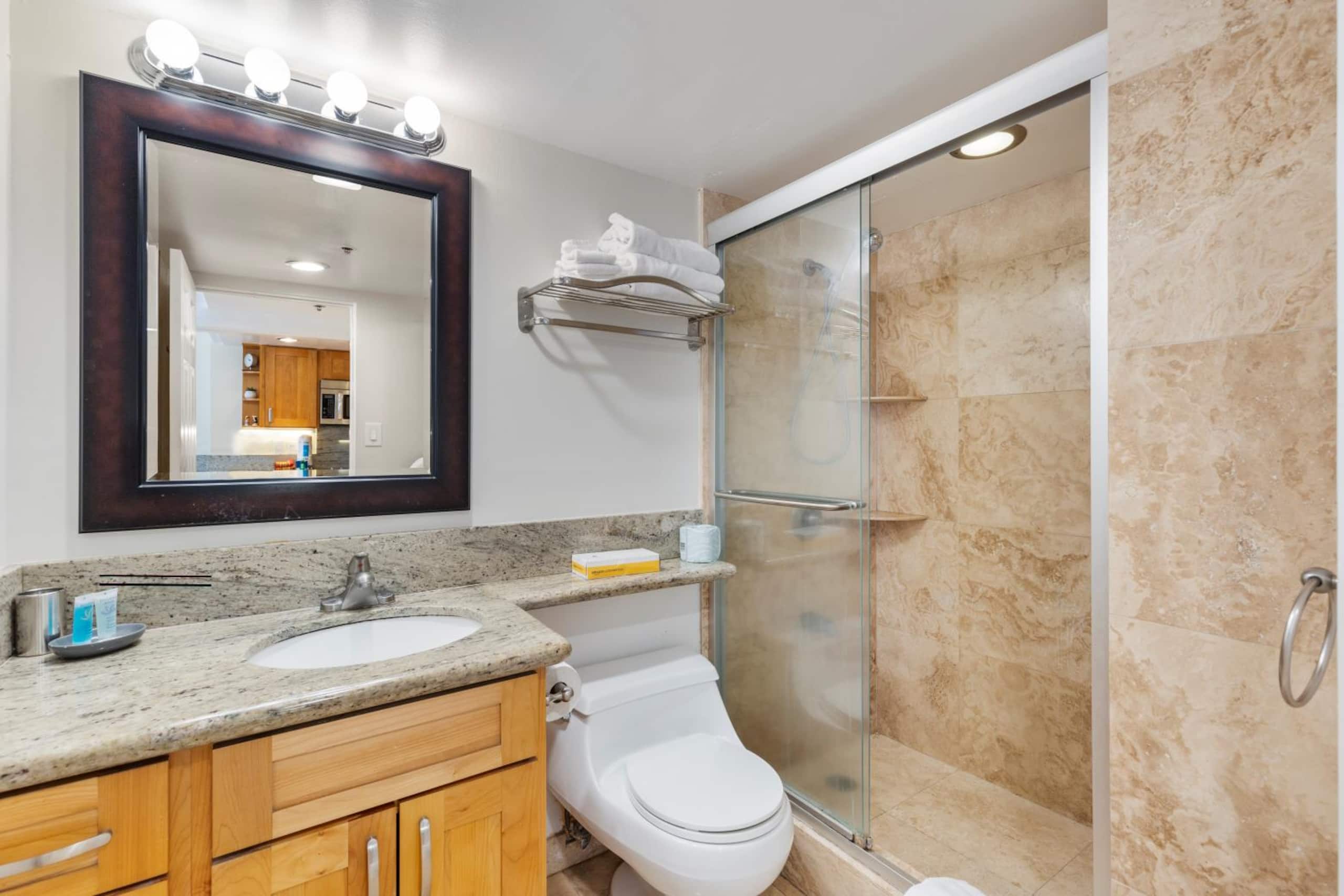 Condo in Honolulu · ★4.78 · Studio · 3 beds · 1 bath - Image 13