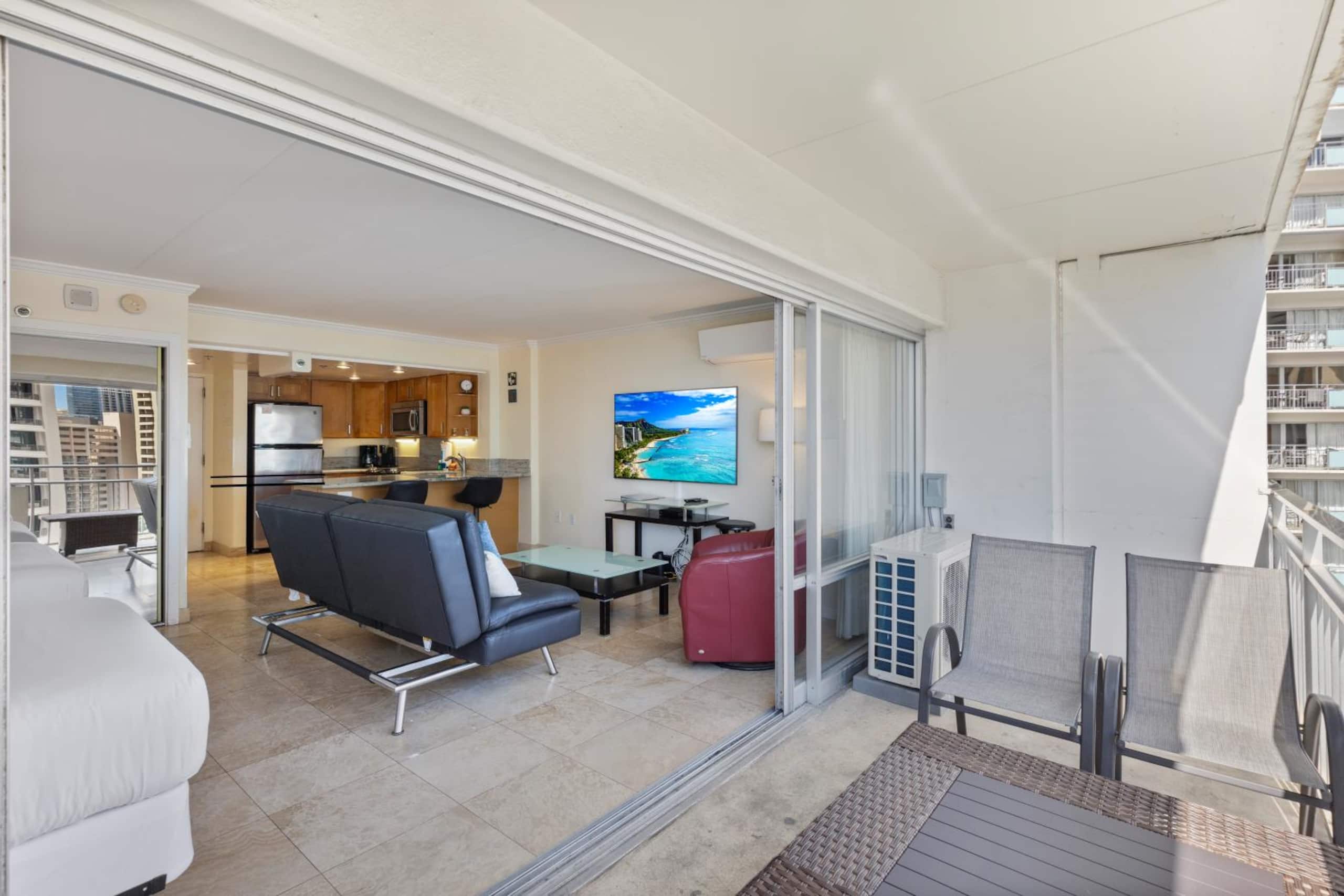 Condo in Honolulu · ★4.78 · Studio · 3 beds · 1 bath - Image 6