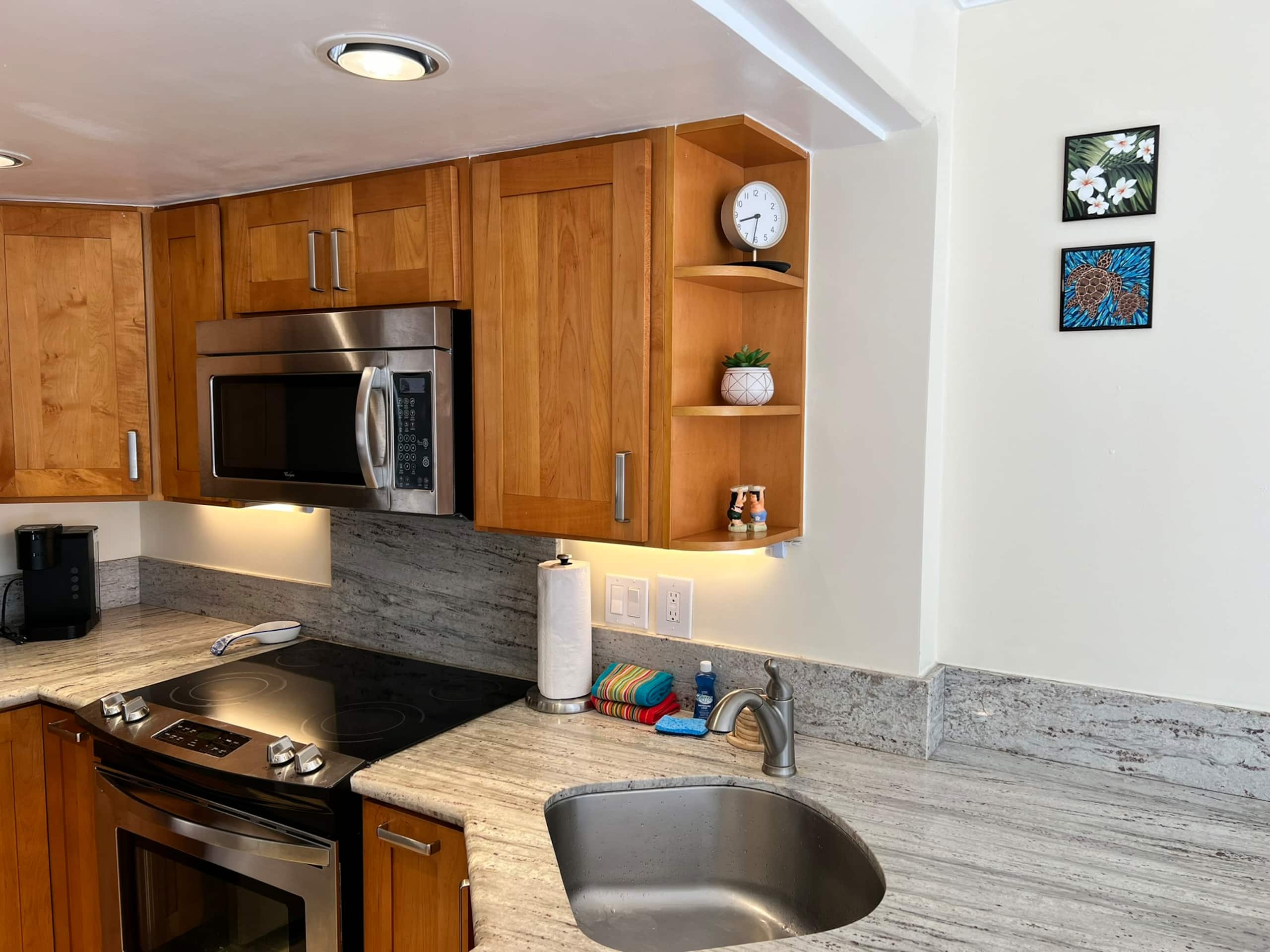 Condo in Honolulu · ★4.78 · Studio · 3 beds · 1 bath - Image 9