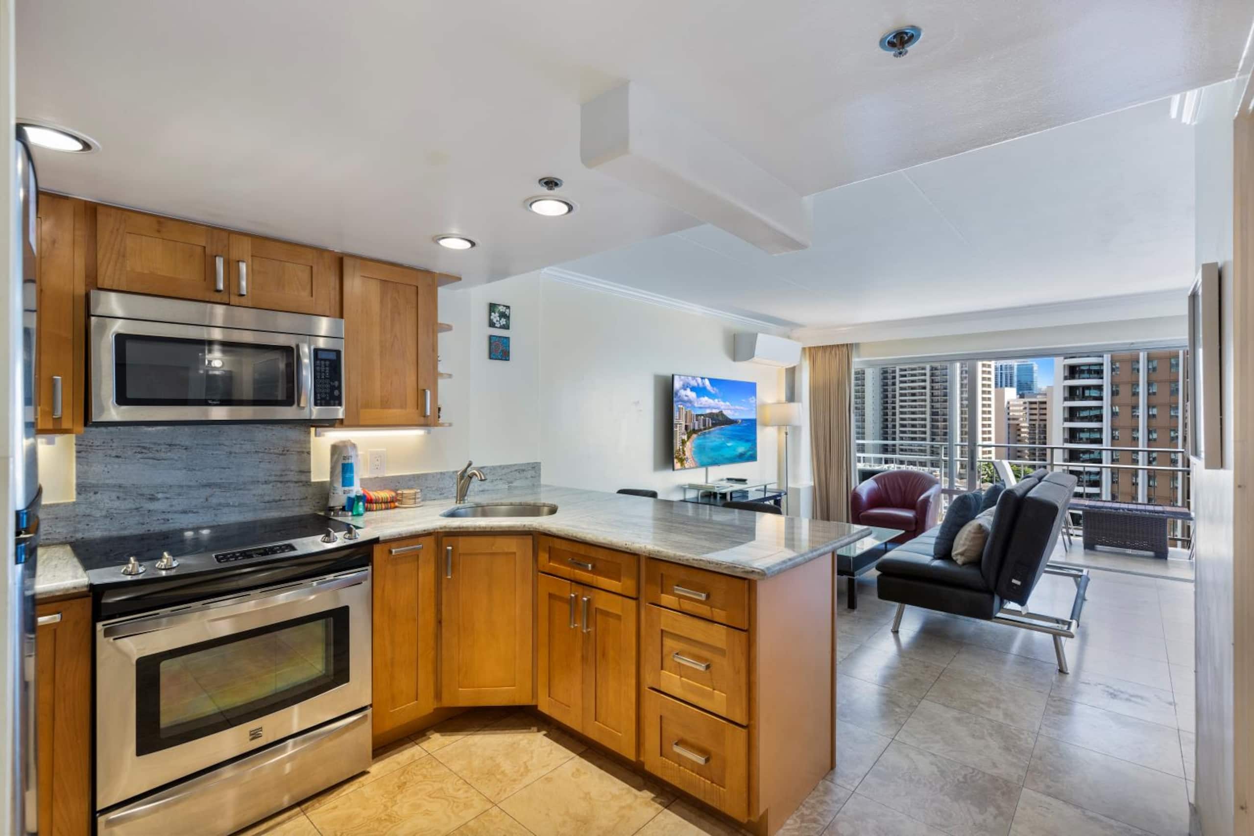 Condo in Honolulu · ★4.78 · Studio · 3 beds · 1 bath - Image 7