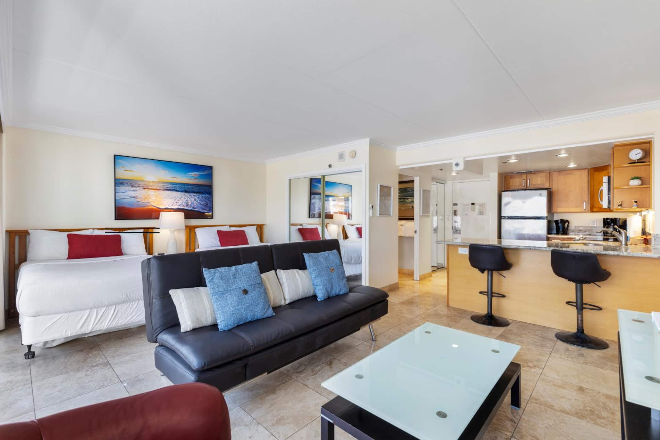 Condo in Honolulu · ★4.78 · Studio · 3 beds · 1 bath - Image 5