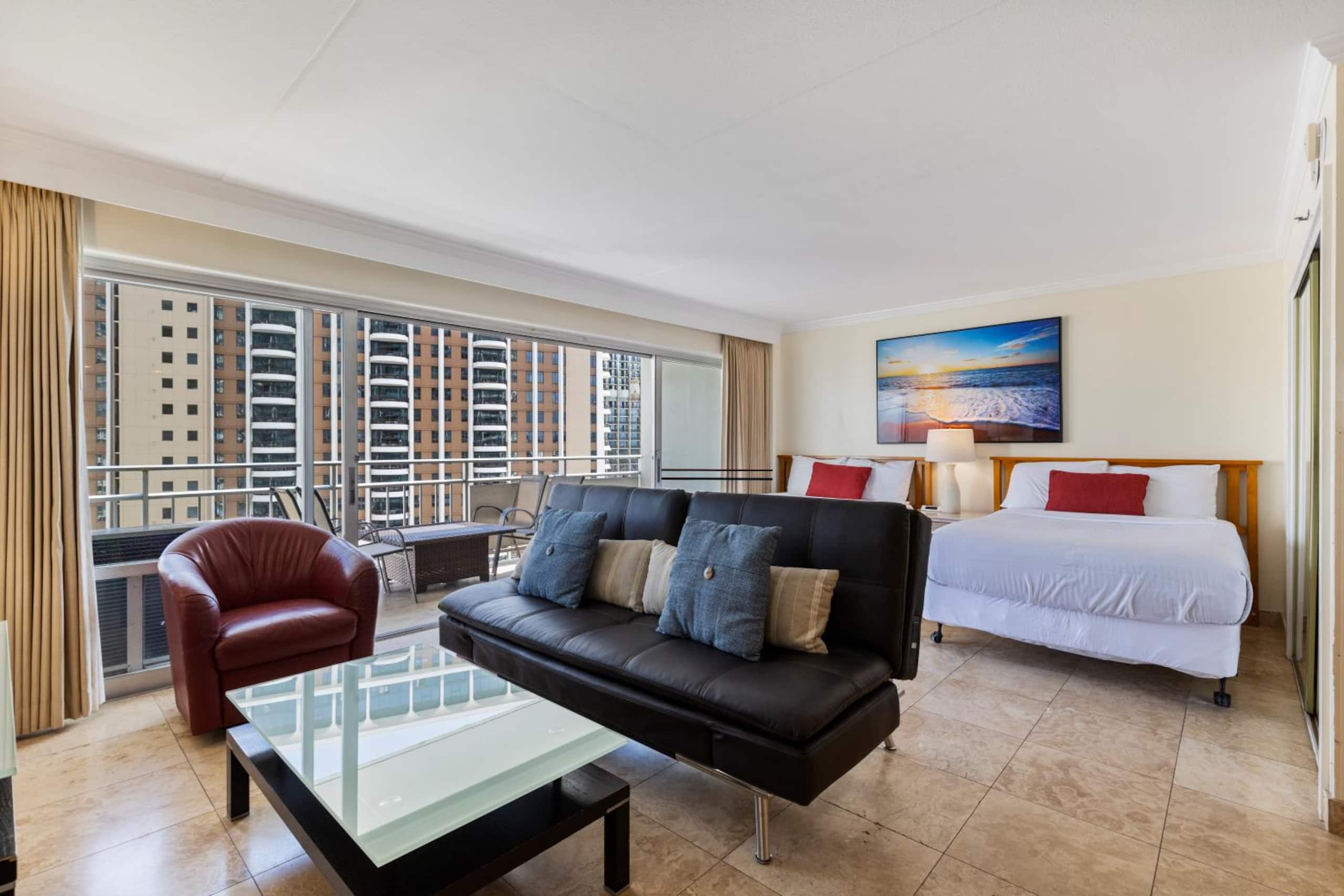Condo in Honolulu · ★4.78 · Studio · 3 beds · 1 bath - Image 4