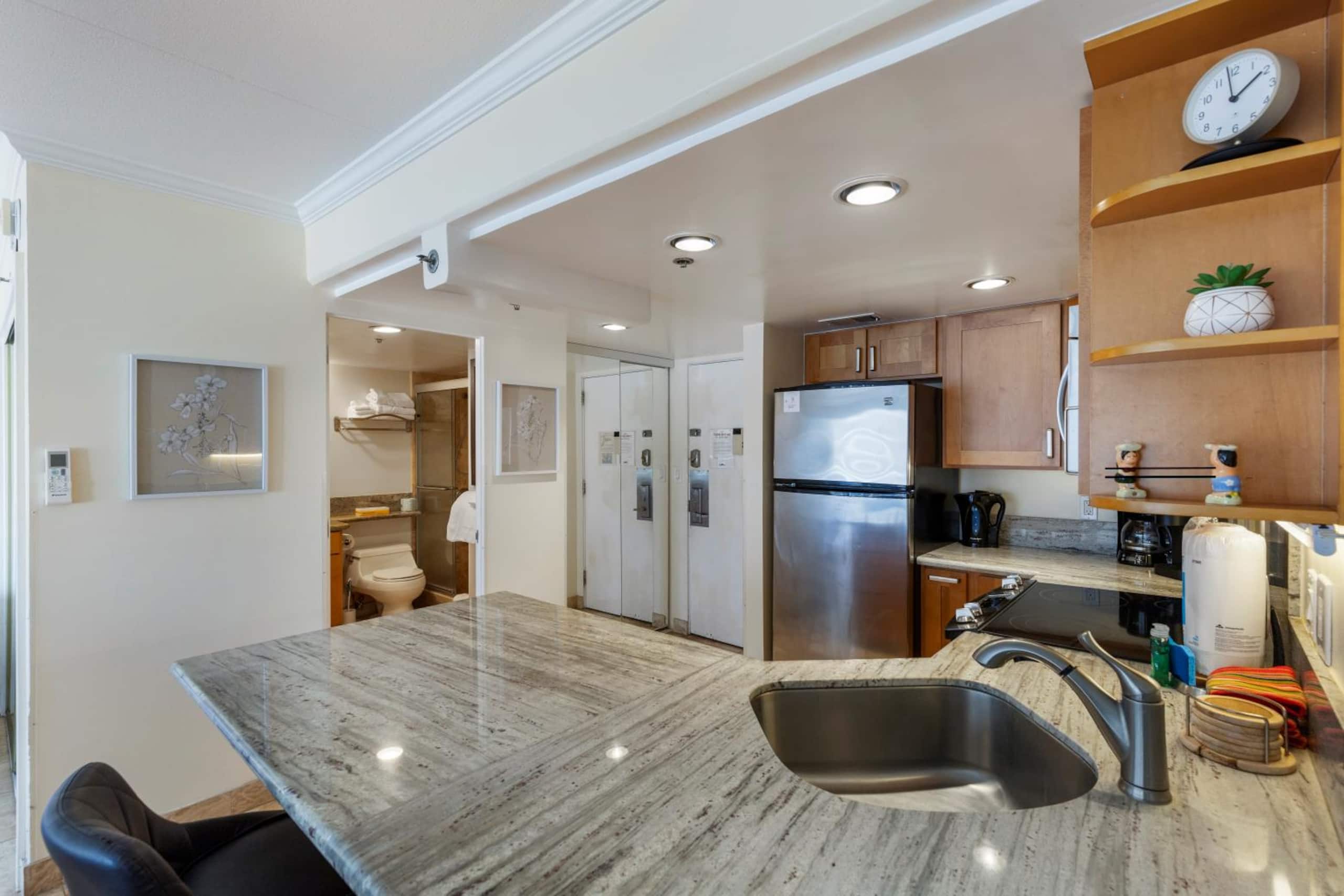 Condo in Honolulu · ★4.78 · Studio · 3 beds · 1 bath - Image 10