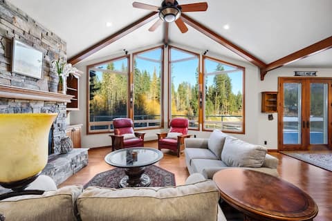 Lakefront Hayden Lodge w/ hot tub & private dock