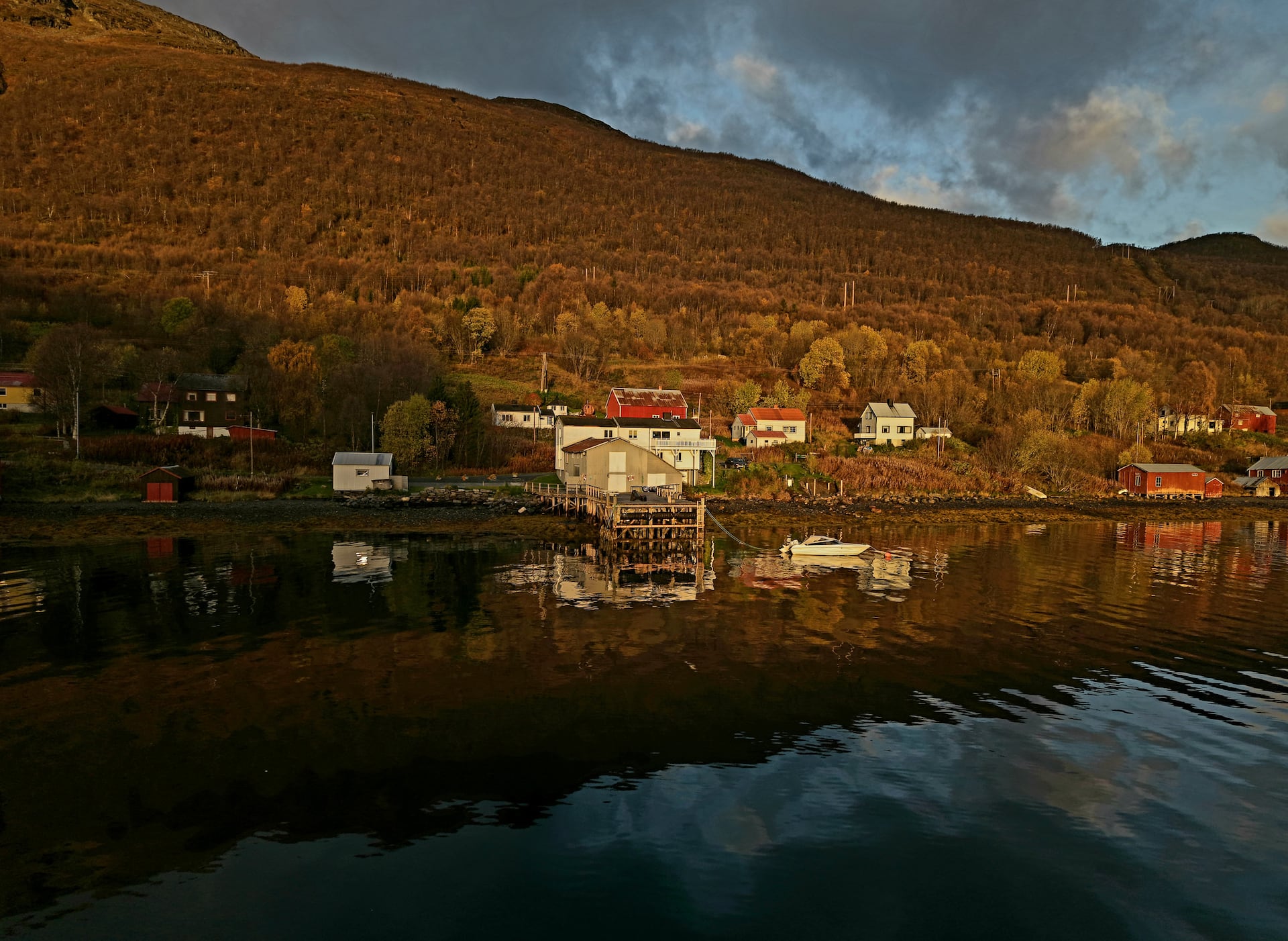 Compact apartment by the lake