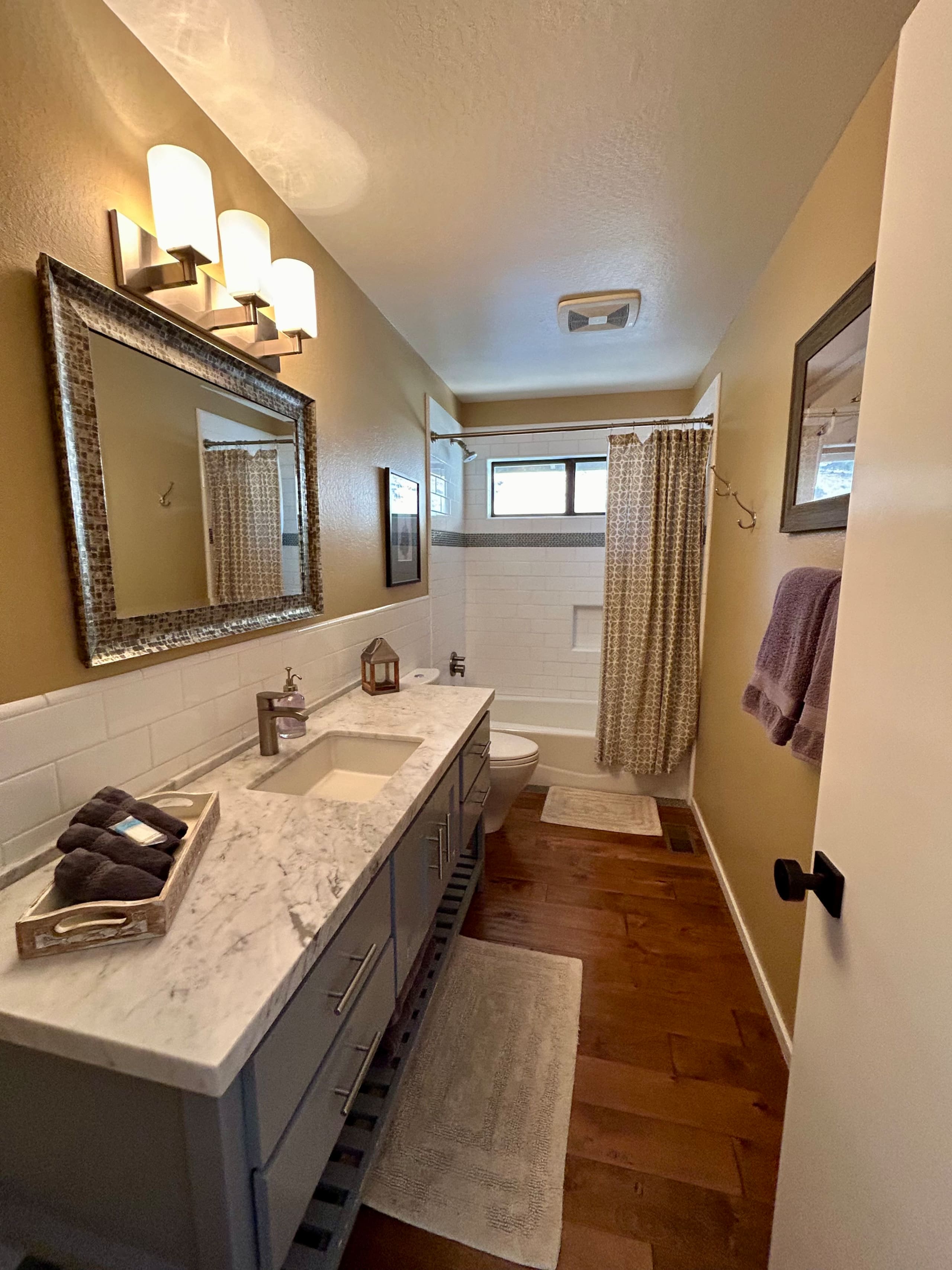 Newly Renovated Home with Huge Kitchen Island - Photo 18