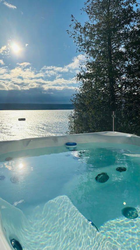 Highview Beach House (hot tub, waterfront)