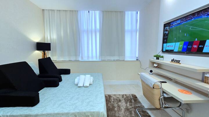  Спална соба со 55-инчен телевизор поврзан со ексклузивната брза Wi-Fi мрежа на станот. 
 Достапно со стриминг на Amazon Prime за сите серии и филмови. 