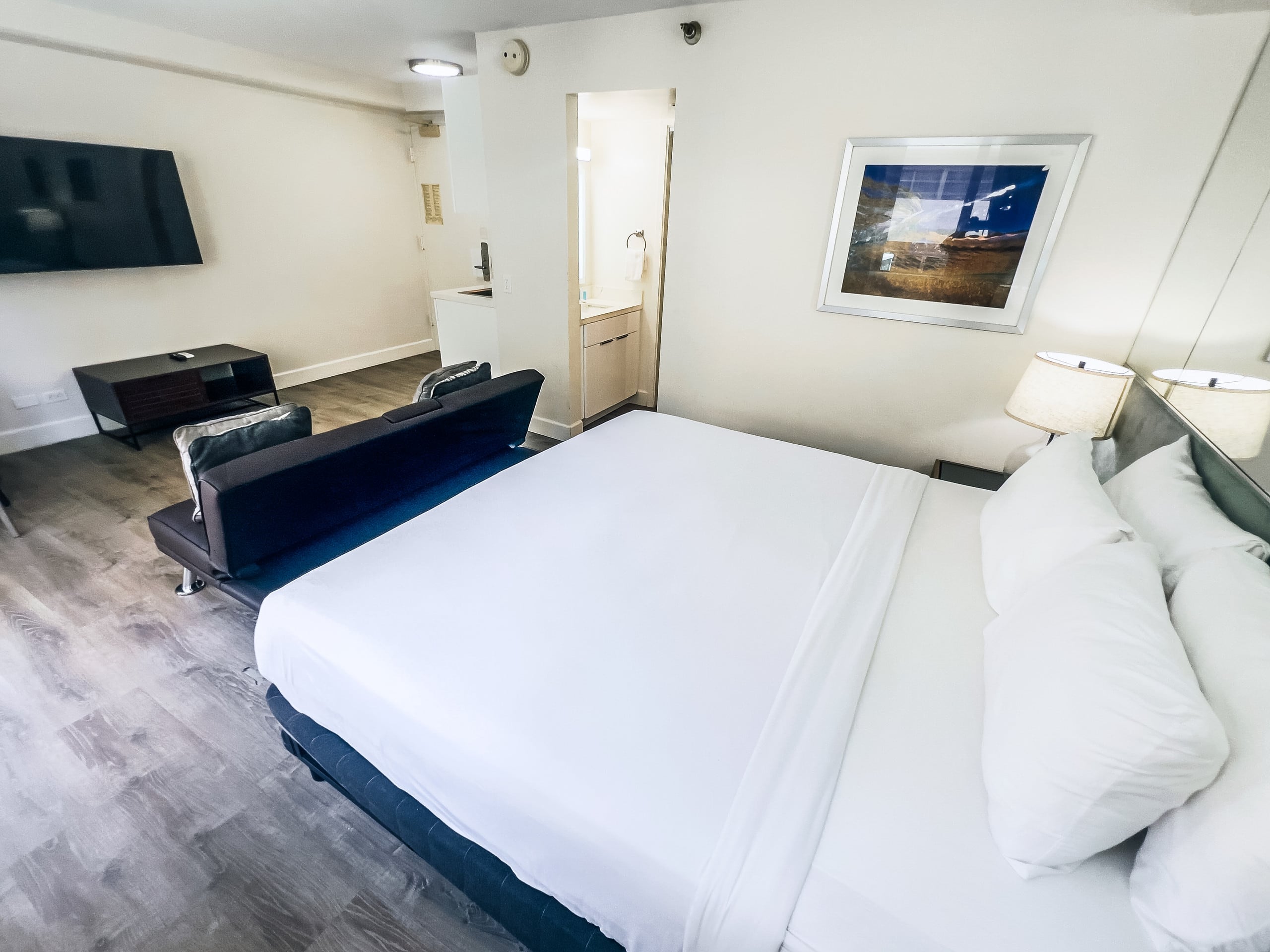 Condo in Honolulu · ★4.82 · Studio · 1 bed · 1 private bath - Image 9