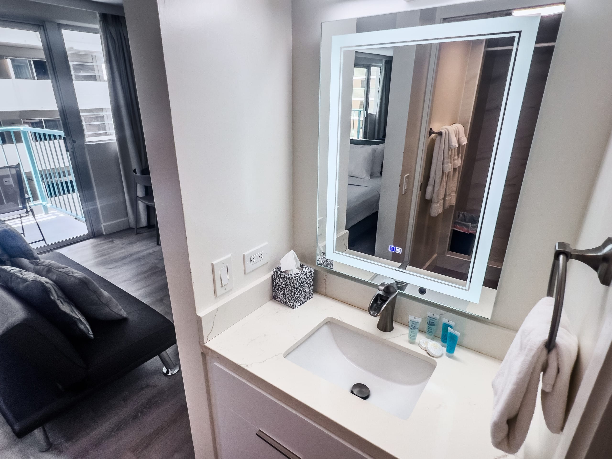 Condo in Honolulu · ★4.82 · Studio · 1 bed · 1 private bath - Image 29