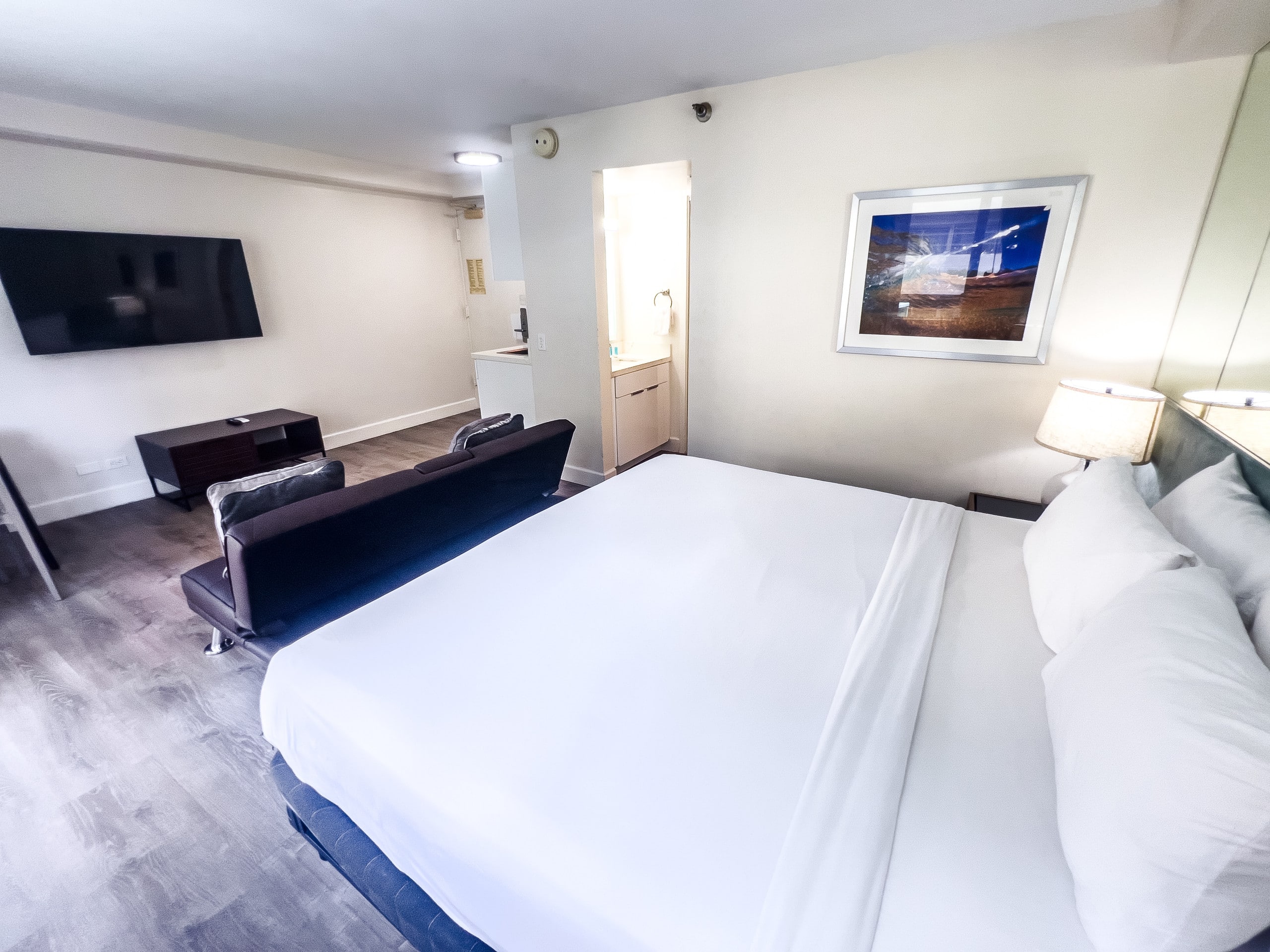 Condo in Honolulu · ★4.82 · Studio · 1 bed · 1 private bath - Image 12