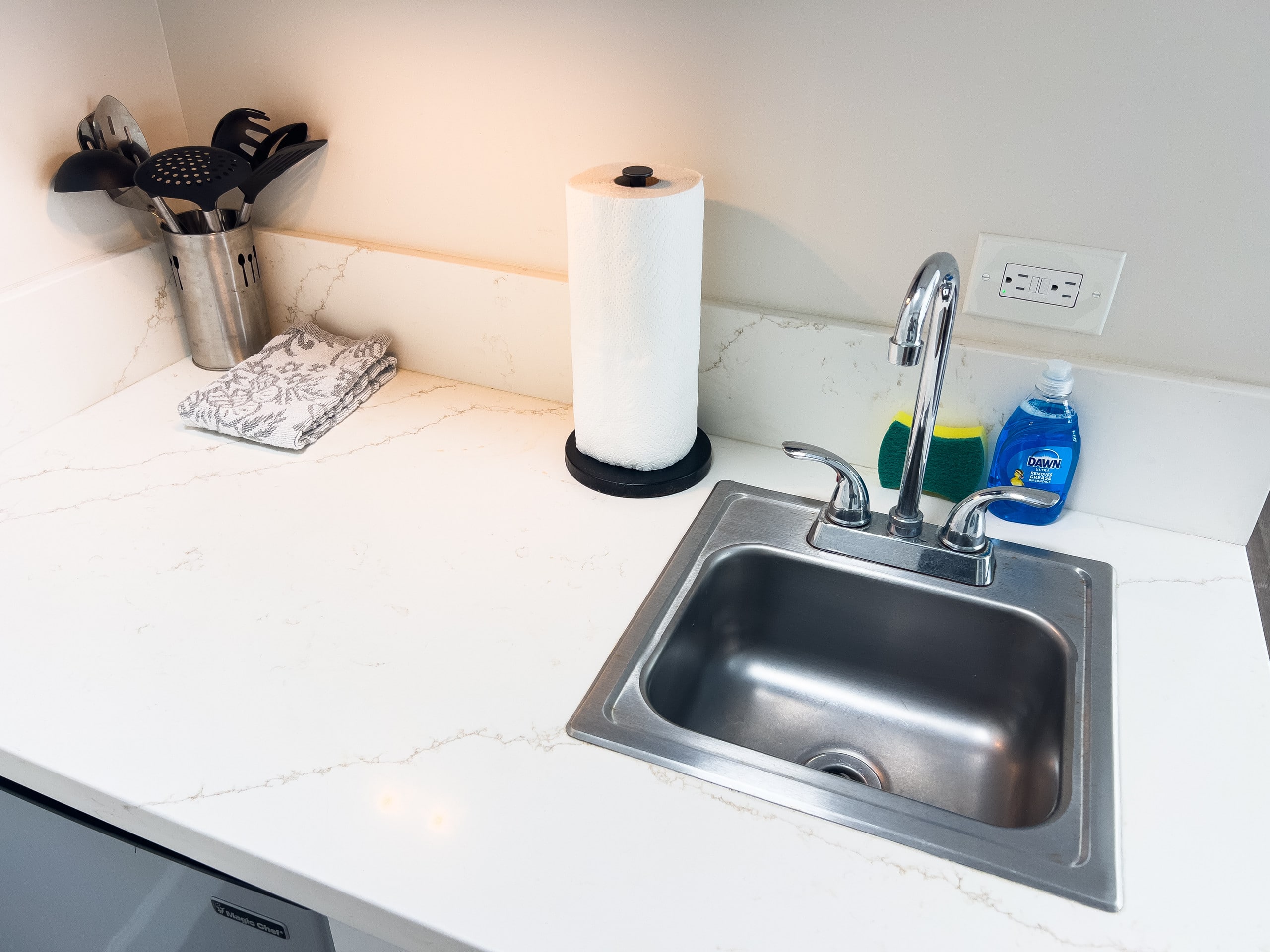 Condo in Honolulu · ★4.82 · Studio · 1 bed · 1 private bath - Image 18