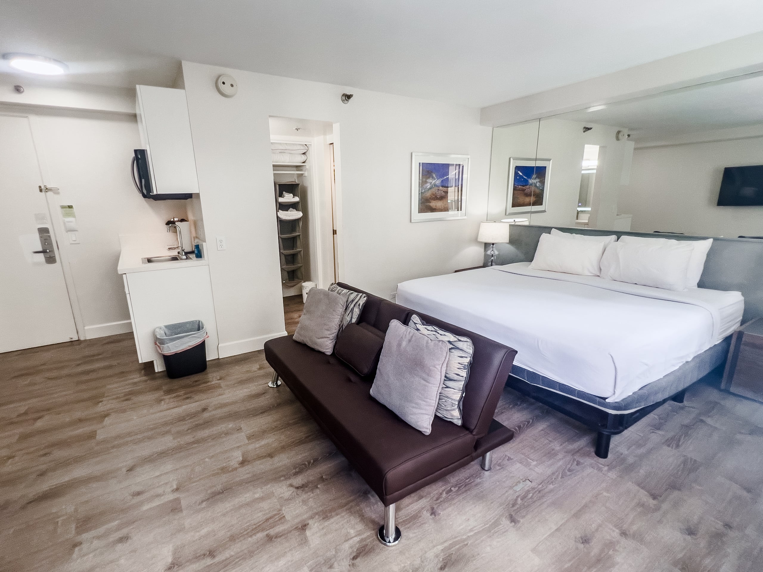 Condo in Honolulu · ★4.82 · Studio · 1 bed · 1 private bath - Image 15