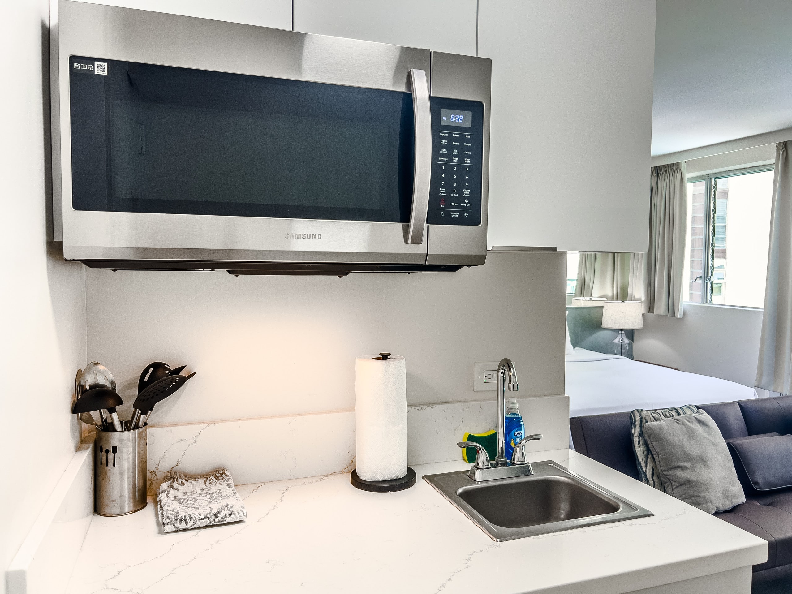 Condo in Honolulu · ★4.82 · Studio · 1 bed · 1 private bath - Image 16