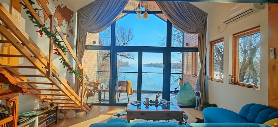 A glass-fronted cabin on the Danube, Kovilj, Vojvodina, Serbia, photo 5 of 10